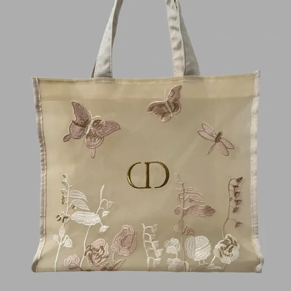 Stylish Dior Beauty GWP tote.
Cream Lace tote with embroidered buttertly - Picture 3 of 14